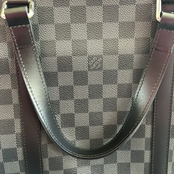Authentic Louis Vuitton
Damier Graphite tote - Picture 9 of 10